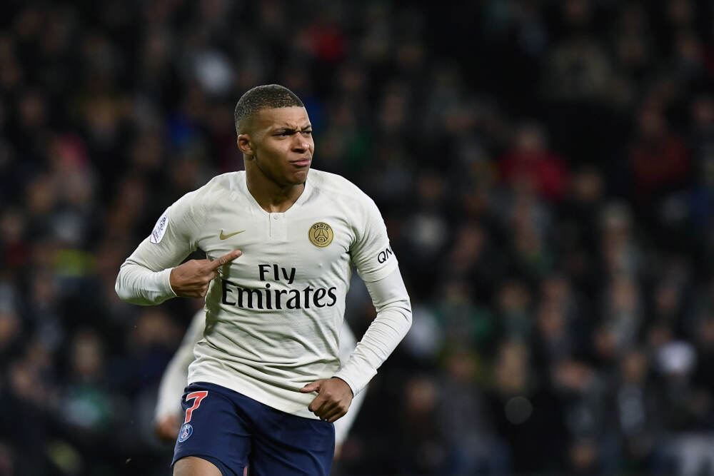 被连拉带拽都没吹！美媒：库里是史上最不受尊重的超巨